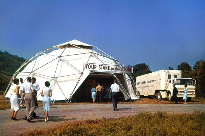 Khách thăm quan một triển lãm đặc biệt của Ủy ban năng lượng nguyên tử Mỹ Oak Ridge, Tennessee, vào năm 1966.