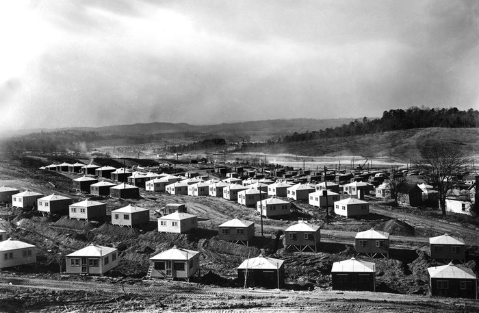 Khu nhà tạm dành cho công nhân ở Oak Ridge năm 1945. Dân số của Oak Ridge đã tăng từ 3.000 người trong năm 1942 lên 75.000 trong năm 1945.