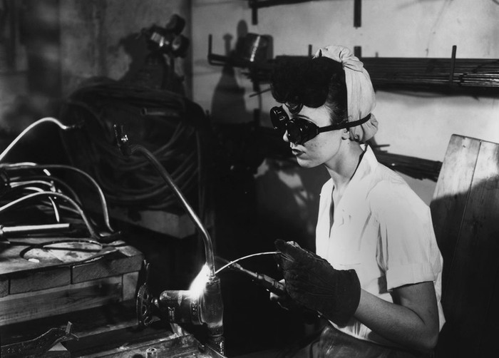 Nữ thợ hàn tại K-5 K tháng 2/1945. Ở thời kỳ đỉnh cao có khoảng 100.000 công nhân làm việc cho chính phủ Mỹ trong thành phố bí mật.