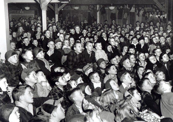 Trẻ em tại Hội trường giải trí Midtown ở Oak Ridge, ngày 6 tháng 1 năm 1945