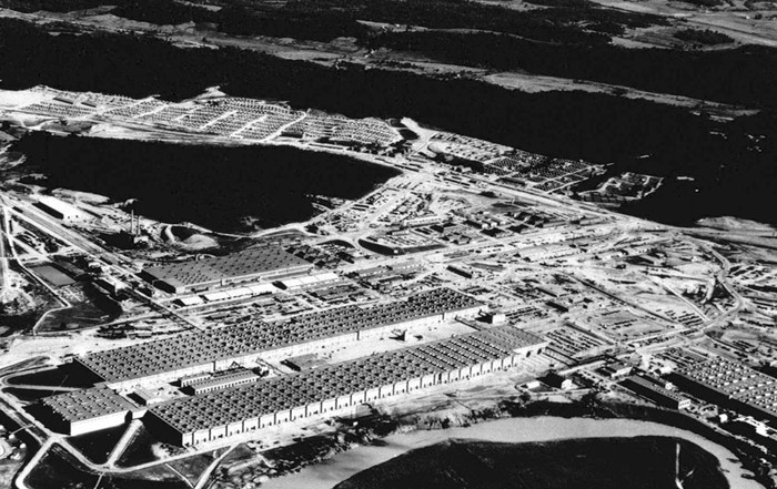 Một góc thị trấn Oak Ridge, nhà máy K-25, năm 1945.