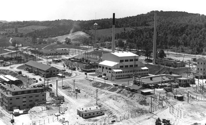 Lò phản ứng than chì X-10 tại thị trấn Oak Ridge năm 1947. X-10 là lò phản ứng hạt nhân nhân tạo thứ 2 trên thế giới.