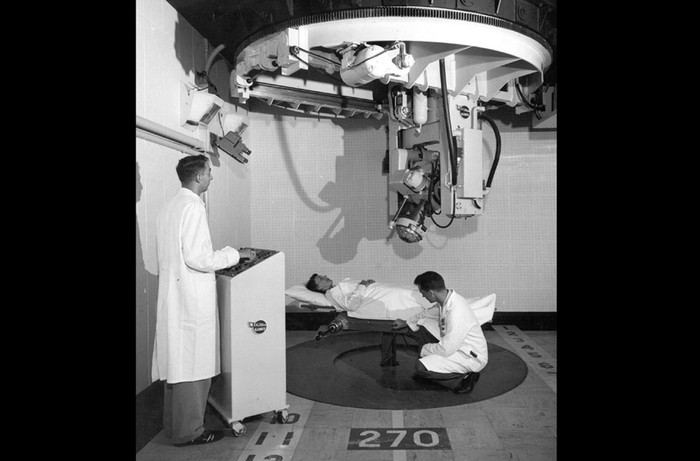 Một đơn vị điều trị tại bệnh viện Oak Ridge năm 1955 đang sử dụng nguồn phóng xạ xezi-137 tiêu diệt tế bào bị bệnh.