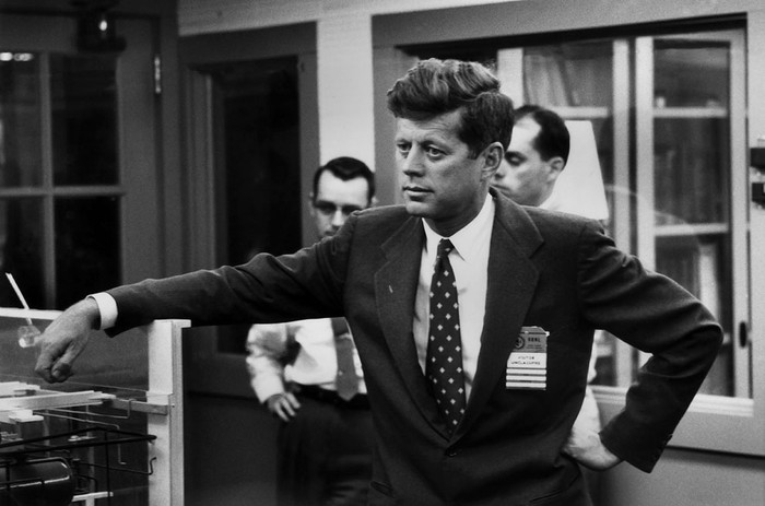 Thượng nghị sĩ John F. Kennedy đến thăm Phòng thí nghiệm quốc gia Oak Ridge ngày 24 tháng 2 năm 1959