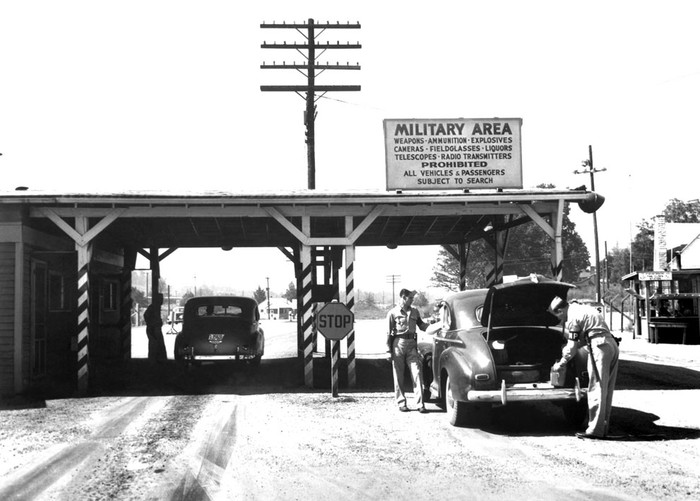 Nhân viên an ninh tại cổng Elza của Oak Ridge năm 1945.