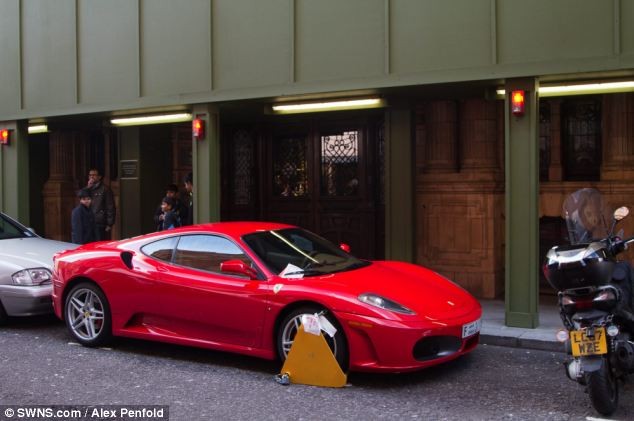 Chiếc Ferrari F430 đỏ mang biển Dubai bị phạt vì vi phạm luật giao thông tại London.