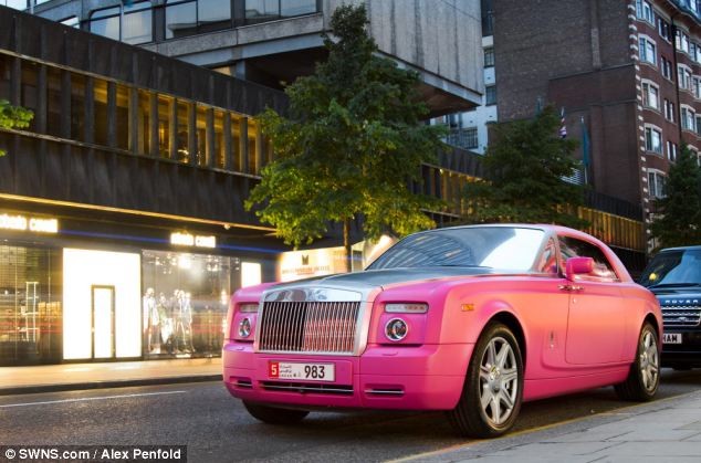 Chiếc Rolls-Royce Phantom Drophead màu hồng sáng mang biển của Abu Dhabi.