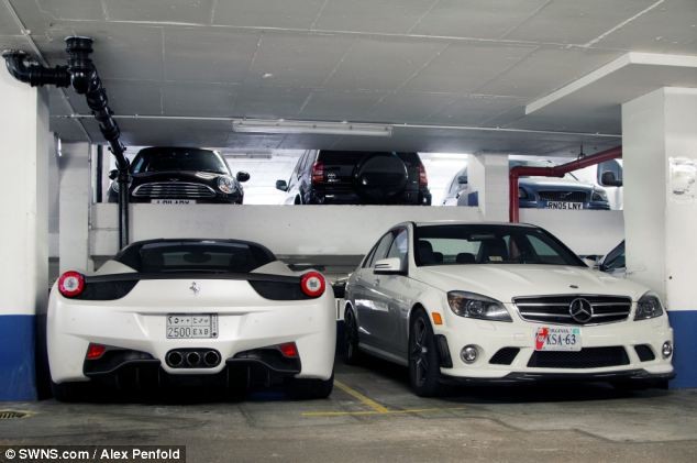 Ferrari 458 và Mercedes đắt tiền mang biển Ả Rập Saudi đỗ trong bãi gửi xe của một công viên ở London.