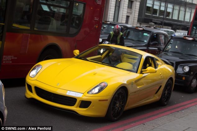 Chiếc Ferrari 599 màu vàng mang biển của Ả Rập Saudi.