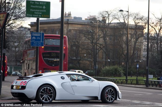 Chiếc Bugatti Veyron của một triệu phú Trung Đông trên đường phố London.