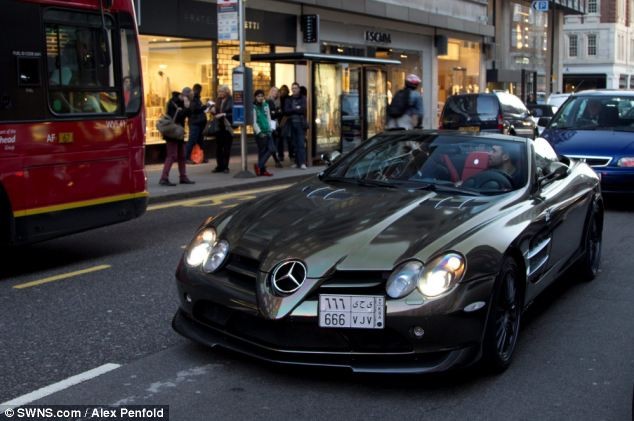 Chiếc Mercedes SLR thu hút sự chú ý của công chúng London trên đường phố.