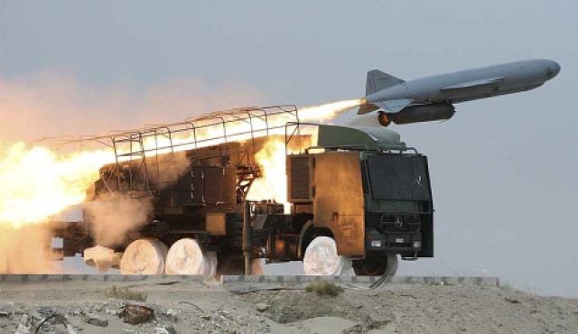 Tên lửa được bắn trong một cuộc tập trận của Iran.