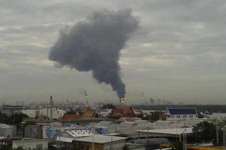Khói và lửa từ hiện trường vụ nổ nhà máy lọc dầu. Ảnh Bangkok Post