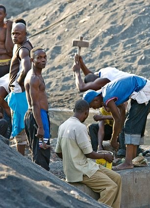 Người Congo làm việc tại một mỏ khai thác khoáng sản.