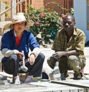 Một công nhân xây dựng Trung Quốc ở Zambia.