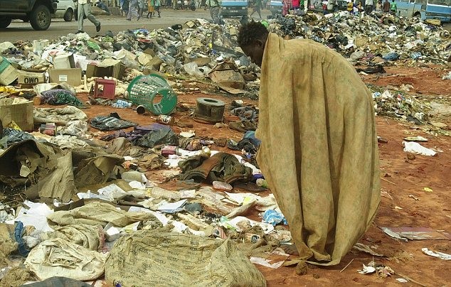 Người châu Phi nghèo khổ sống trong khu ổ chuột gần Cidade de Kilamba.