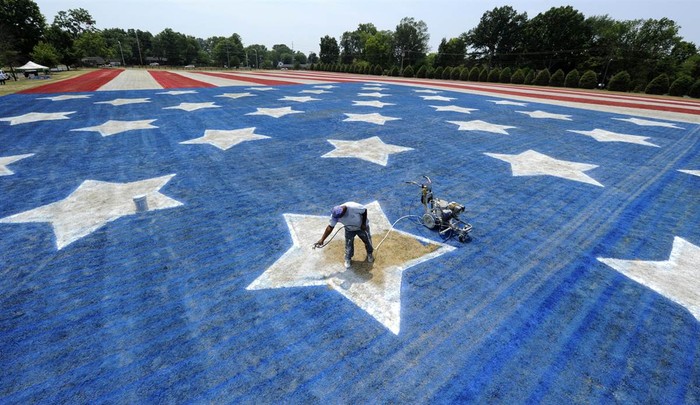 Spud Byrd sơn một ngôi sao lớn trên lá quốc kỳ Mỹ có kích thước 90m x 180m ở sân trước nhà Robert & Doris Burr tại Bowling Green, Kentucky, Mỹ ngày 1/7.