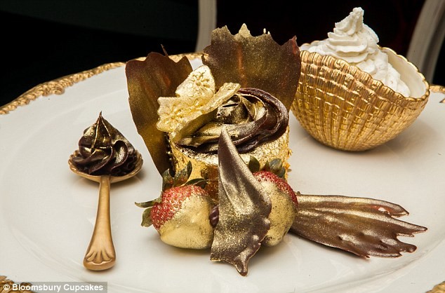 Chiếc bánh ngọt hình chim bồ câu phủ 23 carat vàng giá 645 bảng Anh (khoảng 20,6 triệu VNĐ).