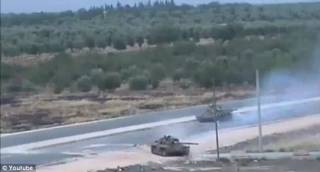 Đoạn video được tải lên YouTube cho thấy những chiếc xe tăng được cho là của quân đội Syria đang di chuyển gần thị trấn Izaz.