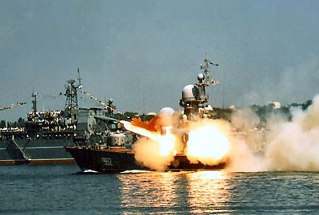 Các chiến hạm của Hạm đội Biển Đen thể hiện sức mạnh trong lần bắn thử tên lửa tại Ukraina.