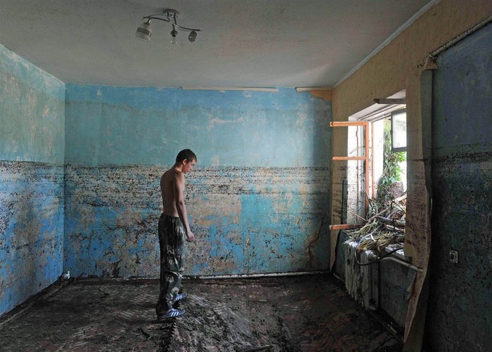 Một người đàn ông đứng nhìn sàn nhà bị phá hủy bởi lũ lụt tại Krasnodar, Nga ngày 9/7.