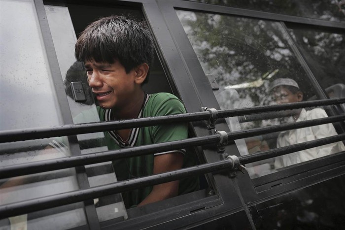 Mohammad Wasim, 13 tuổi, khóc bên trong một chiếc xe bus sau khi bị bắt tại một cuộc đột kích của nhóm Bachpan Bachao Andolan hay Phong trào bảo vệ trẻ em ở New Delhi, Ấn Độ ngày 11/7.