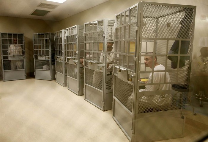 Các tù nhân được giam riêng biệt trong một ca trị liệu tại nhà tù ở tiểu bang San Quentin, California ngày 8/7.