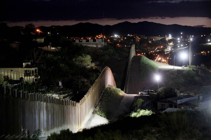 Bức tường biên giới giữa Mỹ và Mexico tại Nogales, Arizona, Mỹ ngày 6/7.