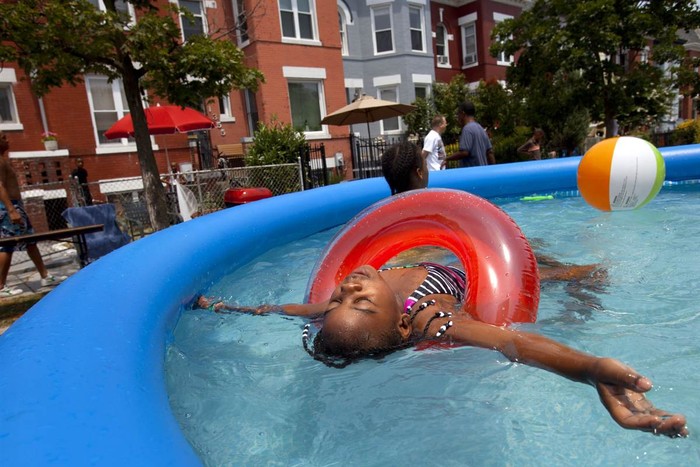 Bé De-Ashia Buchanan, 7 tuổi, tận hưởng làn nước mát lạnh trong ngày nhiệt độ lên cao kỷ lục ở Washington DC,Mỹ ngày 7/7.