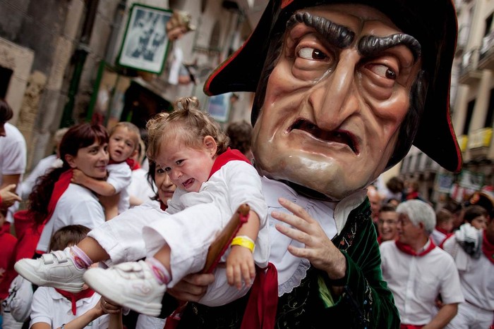Một em bé khóc sợ hãi khi được một người đàn ông hóa trang bế tại lễ hội San Fermin (là một phần của lễ hội bò tót) ở Paploma, Tây Ban Nha ngày 10/7.