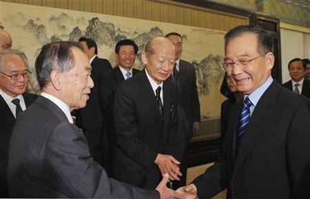 Đại sứ Nhật Bản tại Trung Quốc Uichiro Niwa (trái) bắt tay Thủ tướng Trung Quốc Ôn Gia Bảo (phải) sau một cuộc họp tại Bắc Kinh ngày 22/10/2011. Ảnh: Reuters