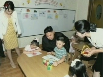 Người phụ nữ bí ẩn cùng nhà lãnh đạo Kim Jong-un tới thăm nhà trẻ.