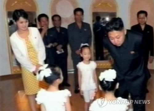 Cô luôn sát cánh bên cạnh ông trong suốt chuyến thăm trong khi các quan chức Triều Tiên đứng ở hàng sau.