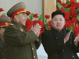 Tổng Tham mưu trưởng Ri Yong-Ho (trái) và nhà lãnh đạo Kim Jong-Un.