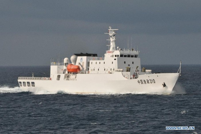 Tàu ngư chính Trung Quốc đi theo hỗ trợ nhóm tàu cá đánh bắt trái phép.
