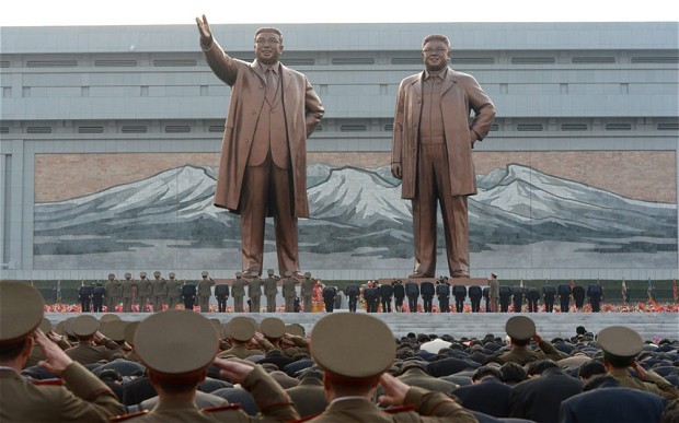Hai bức tượng đồng khổng lồ của Chủ tịch Kim Il-sung và Kim Jong-il đã được ra mắt tại Bình Nhưỡng tháng 4/2012.