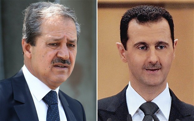 Cựu đại sứ Syria tại Iraq Nawaf Fares (trái) và Tổng thống Bashar al-Assad.