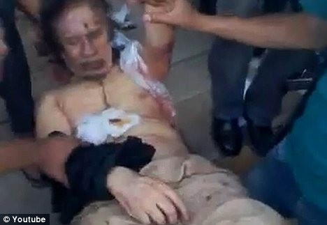 Thi thể bất động và đẫm máu của Đại tá Gaddafi xuất hiện trong video mới công bố.