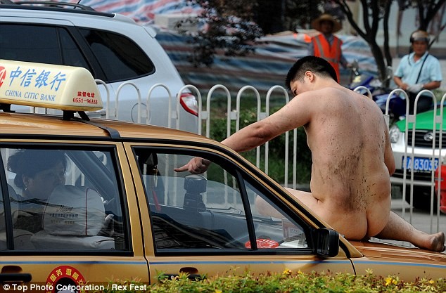 Tiếp đó người đàn ông này cởi quần, leo lên đầu một chiếc taxi do một phụ nữ lái.