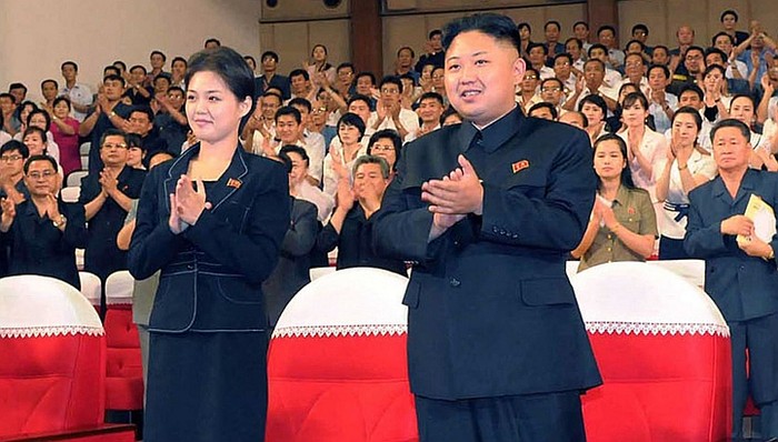 Bà Hong bên cạnh nhà lãnh đạo Triều Tiên Kim Jong-un trong bức ảnh được chụp ngày 6/7