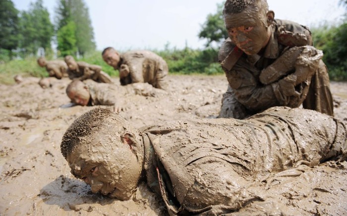 Lực lượng đặc biệt Trung Quốc huấn luyện trong bùn và nước