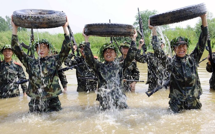 Lực lượng đặc biệt Trung Quốc huấn luyện trong bùn và nước