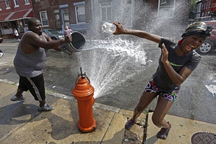 Trẻ em đùa nghịch tại vòi nước công cộng trong một ngày hè nóng nực ở Philadelphia, Mỹ hôm 18/7.