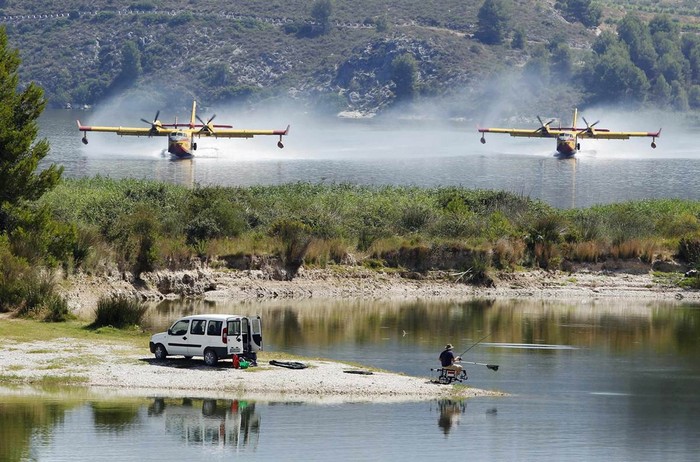 Máy bay chữa cháy hút nước từ hồ Beniares để dập tắt một đám cháy rừng gần khu dự trữ tự nhiên Sierra Mariola ở Cocentaina, Tây Ban Nha ngày 13/7.