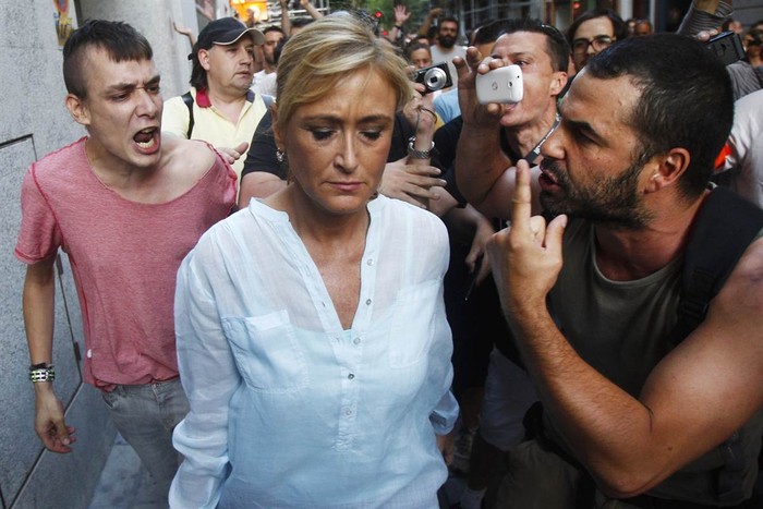 Người biểu tình hét lên với đại diện chính phủ Tây Ban Nha, bà Maria Cifuentes, trong cuộc biểu tình chống lại các biện pháp thắt lưng buộc bụng ở Madrid ngày 13/7.