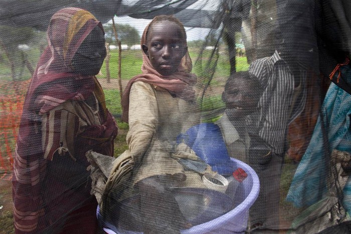 Trẻ em Bắc Sudan chạy trốn bạo lực chờ được khám sức khỏe tại trại tị nạn Batil ở Nam Sudan ngày 15/7.