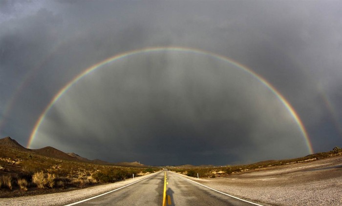 Cầu vồng đôi xuất hiện sau trận mưa lớn tại Nevada, Mỹ ngày 13/7.