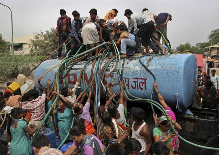 Đám đông vây quanh chiếc bồn chở nước của chính phủ tại New Delhi, Ấn Độ ngày 6/7.