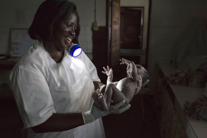 Nữ hộ sinh Maria Antoneta Cabral Barbosa bế một em bé sơ sinh tại bệnh viện Gabu, Guinea-Bissau ngày 23/7.
