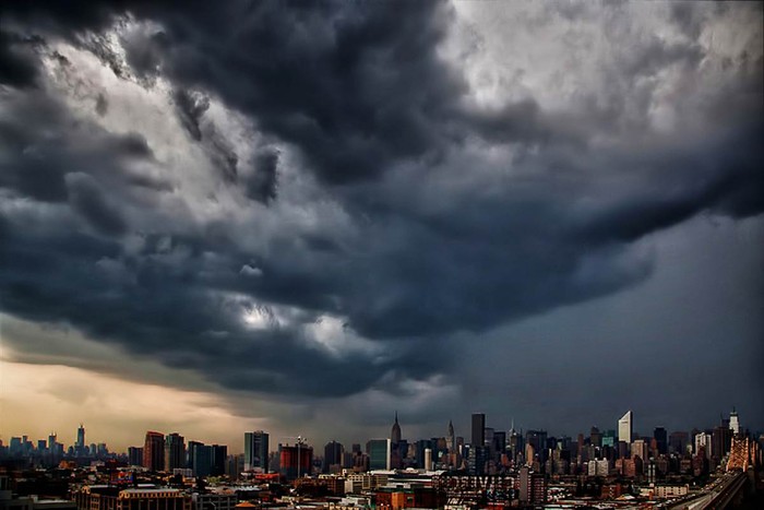 Đám mây đen báo hiệu cơn giông lớn vần vũ trên bầu trời thành phố New York, Mỹ ngày 18/7.